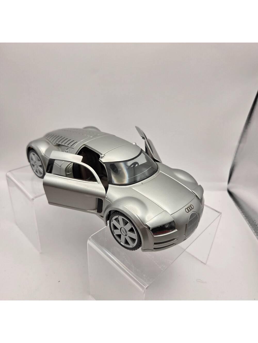 Maisto Audi Supersportwagen Rosemeyer 1:18 Diecast Model Car Silver